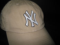 Объемная вышивка на бейсболке легендарной NY